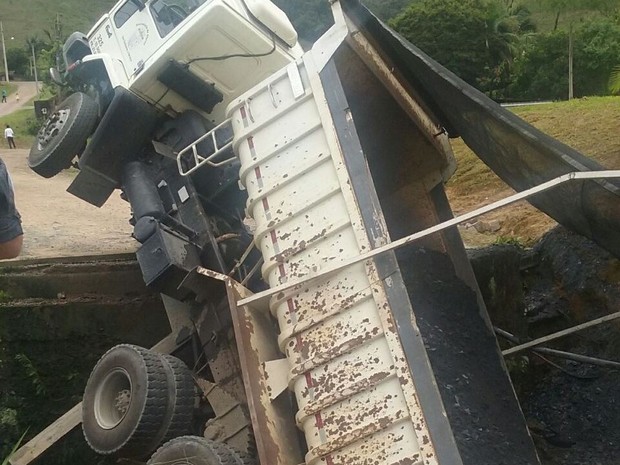 Caçamba ficou &quot;em pé&quot; dentro de riacho em Rio do Sul (Foto: Clarice Viebrantz/Divulgação)