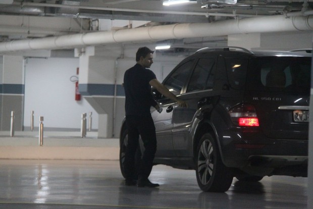 Murilo Rosa e filhos no estacionamento de shopping (Foto: Delson Silva / Agnews)