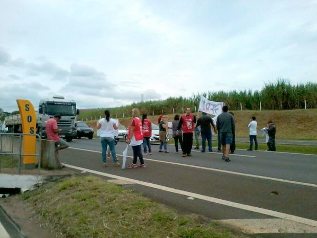 Funcionários da Fundação Casa de Piracicaba em greve param rodovia (Foto: VC no G1)
