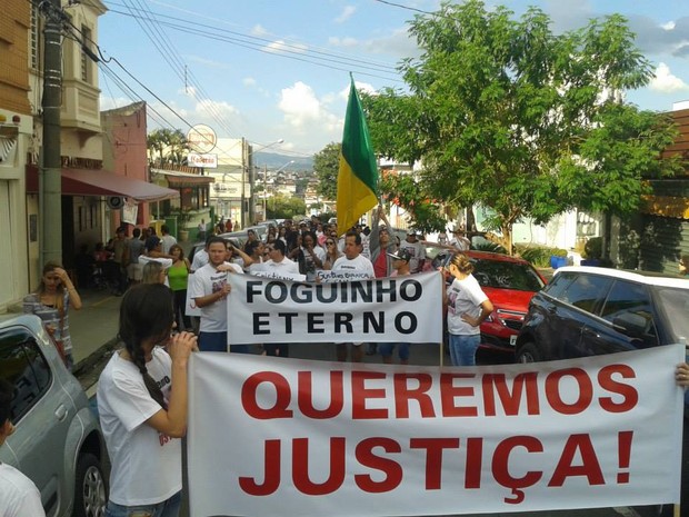 Amigos e familiares das vítimas em passeata pela região central da cidade (Foto: José Chiconi/Arquivo pessoal)
