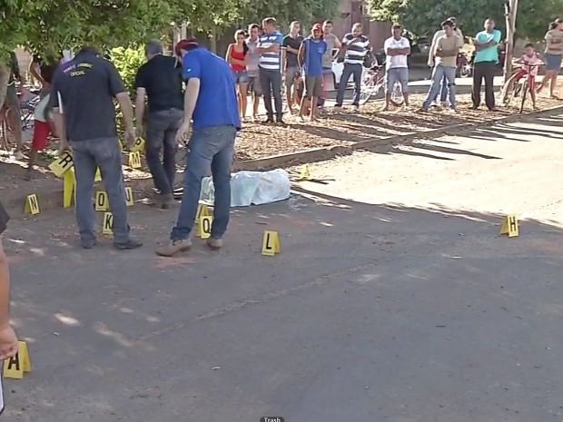 Rapaz assassinado estava sentado embaixo de uma Ã¡rvore no bairro PÃ©rola, em Sinop (MT) (Foto: ReproduÃ§Ã£o/TVCA)