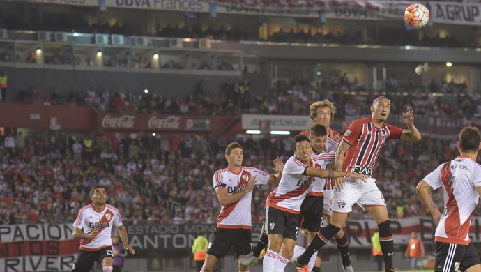 Maicon, River Plate x São Paulo, Libertadores 2016 (Foto: Agência Estado)