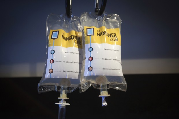 Bolsas de solução intravenosa contra ressaca são vistas em "ônibus da ressaca", em Nova York (Foto:  Reuters/Carlo Allegri)