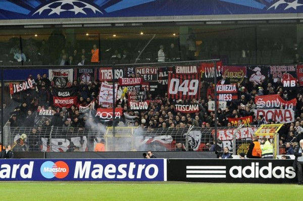 Torcida do Milan contra o Anderlecht (Foto: Reprodução / Twitter)