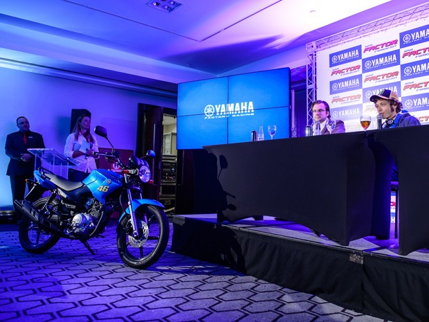Valentino Rossi mostra a nova Yamaha Factor 2014 (Foto: Divulgação)