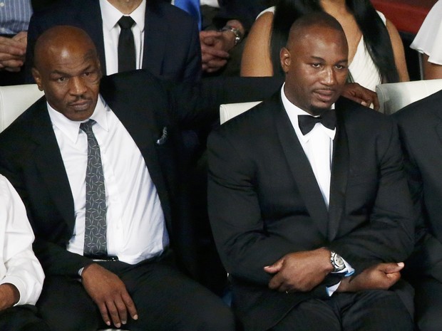 Mike Tyson (esq.) e Lennox Lewis, ex-boxeadores que participaram do funeral de Muhammad Ali (Foto: Lucas Jackson/Reuters)