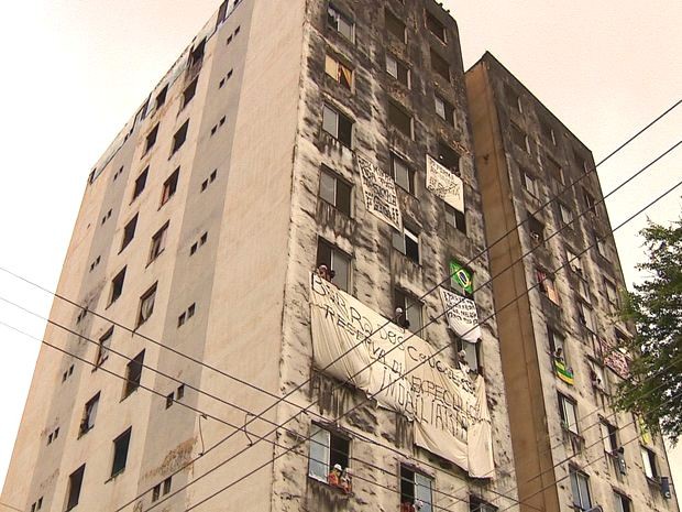 Famílias colocaram faixas no prédio e resistiram à desocupação (Foto: Reprodução/TV Sergipe)