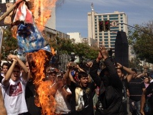No feriado da Independência, grupo faz protesto pacífico em Goiânia, Goiás e queimam bandeira (Foto: Sílvio Túlio/G1)