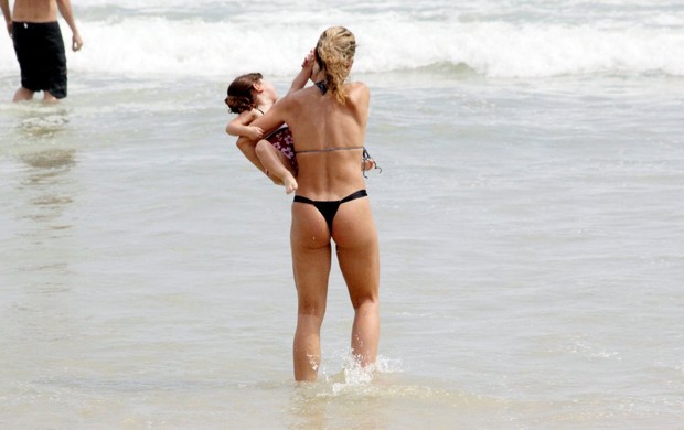 Ex-paquita Cátia Paganote com a filha na praia (Foto: Gabriel Rangel / AgNews)
