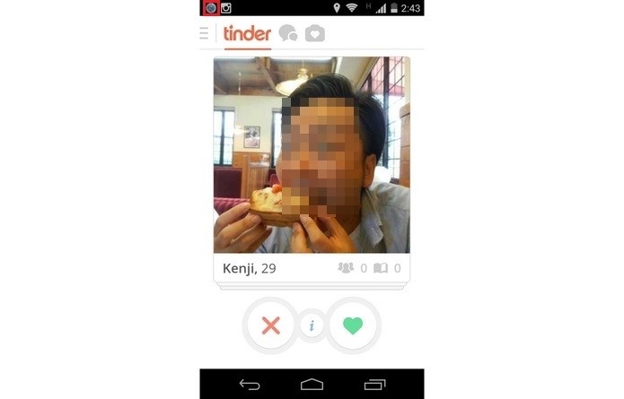 Perfil de usuário do Tinder na localização falsa. No canto superior esquerdo, destaque para ícone do Fake GPS (Foto: Reprodução/Raquel Freire)