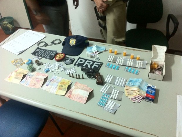 Suspeitos foram presos com dinheiro, armas e drogas (Foto: PRF/Divulgação)