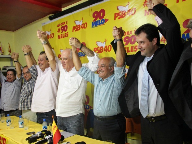 Senador eleito Omar Aziz, deputado estadual eleito Serafim Correa, o candidato à reeleição José Melo e vereador Marcelo Serafim concederam coletiva na sede do partido (Foto: Camila Henriques/G1 AM)