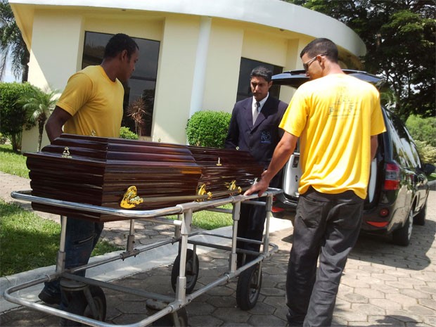 Corpo de Walmor Chagas chega a cemitério em São José dos Campos (Foto: Renato Ferezim/G1)
