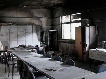 Incêndio atingiu a sala dos professores da escola (Foto: Reprodução/RBS TV)