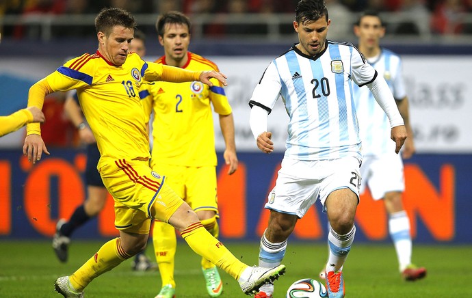 Aguero jogo Argentina e Romênia (Foto: EFE)