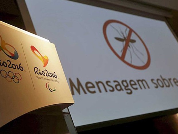 Logo dos Jogos Olímpicos e Paralímpicos no Rio ao lado de mensagem sobre o vírus da zika (Foto: Ricardo Moraes/Reuters)