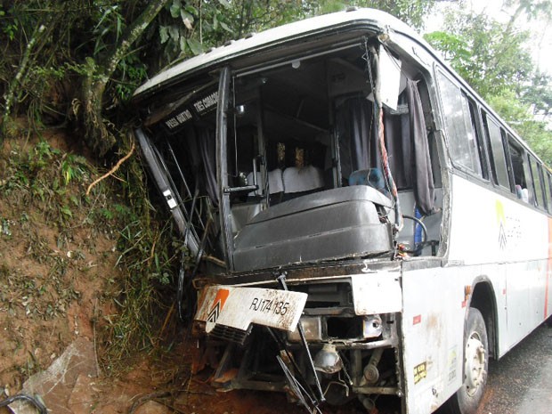 Motorista precisou jogar ônibus em barranco para desviar de carro. (Foto: Blog São Lourenço News/Jodil Duarte) Motorista precisou jogar ônibus em barranco para desviar de carro. (Foto: Blog São Lourenço News/Jodil Duarte)