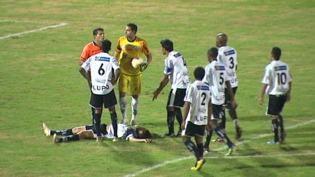 Volante João Francisco cai no gramado, Comercial x Monte Azul (Foto: César Tadeu / EPTV)