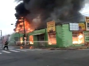 Morador registra incêndio em loja de estofados de Bragança Paulista, SP (Foto: Vagner Pazzotti Rodrigues/ VC no G1)