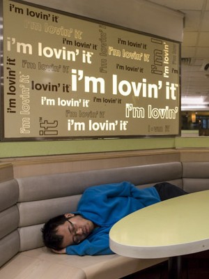 Aluguéis sobem em Hong Kong, e homens dormem em McDonald's (Tyrone Siu/ Reuters)