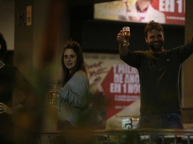 Fernanda Vasconcellos e Cássio Reis em bar na Zona Sul do Rio (Foto: Ag. News)