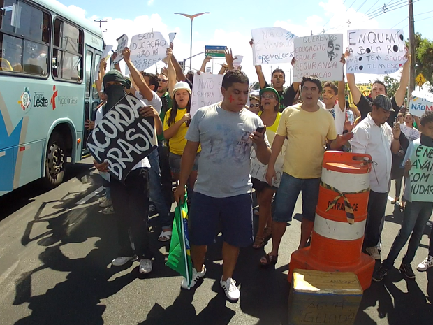 Manifestantes levam cartazes para o protesto (Foto: Gilson Melo/TV Verdes Mares)