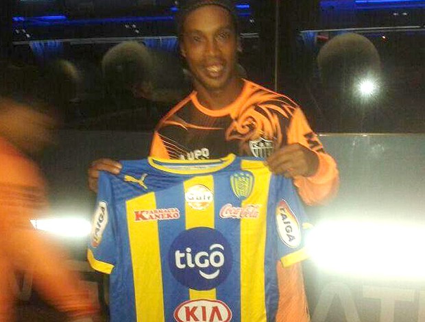 Ronaldinho Gaúcho com a camisa do Sportivo Luqueño (Foto: Reprodução / Twitter)