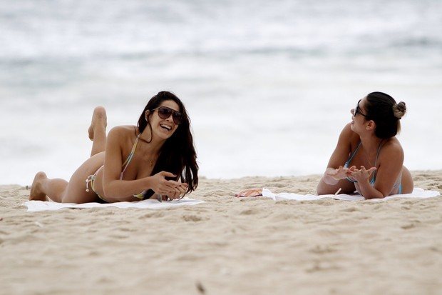 Graciella carvalho e Nuelle Alves curtem praia do Leblon, RJ (Foto: Gil Rodrigues/ FotoRio News)