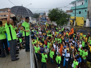 Trabalhadores em assembleia decidem entrar em greve (Foto: Vespasiano Rocha)