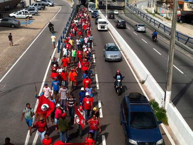 Manifestantes deixaram o Centro Administrativo e seguiram em caminhada até a sede do Incra, em Petrópolis (Foto: Igor Jácome/G1)