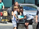 Zahara e Knox, filhos de Angelina Jolie e Brad Pitt, se divertem em mercado