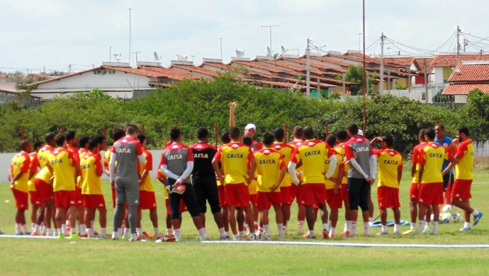 Roberto Fernandes, técnico do América-RN - treino - CT Abílio Medeiros (Foto: Jocaff Souza/GloboEsporte.com) Roberto Fernandes, técnico do América-RN - treino - CT Abílio Medeiros (Foto: Jocaff Souza/GloboEsporte.com)