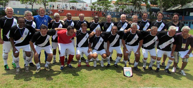 Equipe da Ponte Preta no jogo beneficente em Valinhos (Foto: Divulgação)