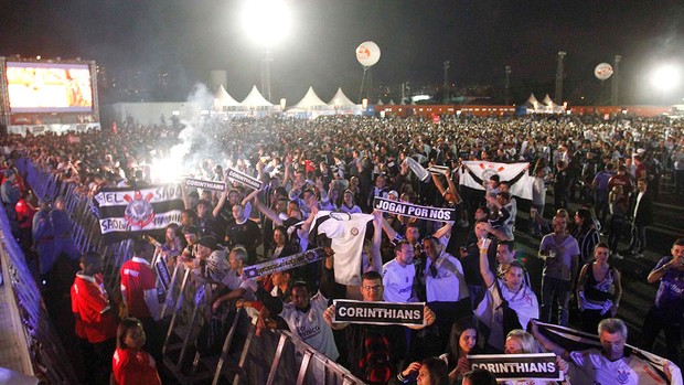 Torcedores do Corinthians no Anhembi (Foto: Gustavo Tilio / Globoesporte.com)