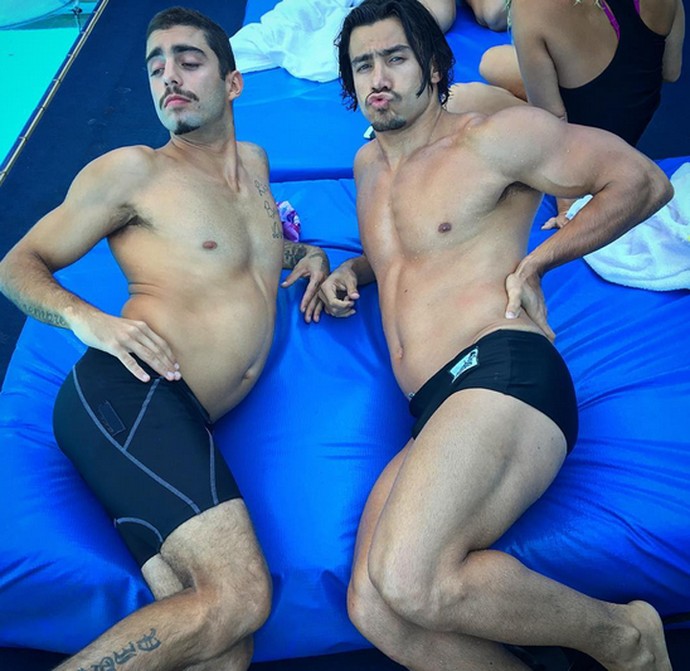 Pedro Scooby e Mariano fazem pose inusitada nos bastidores do 'Saltibum' (Foto: Arquivo pessoal)