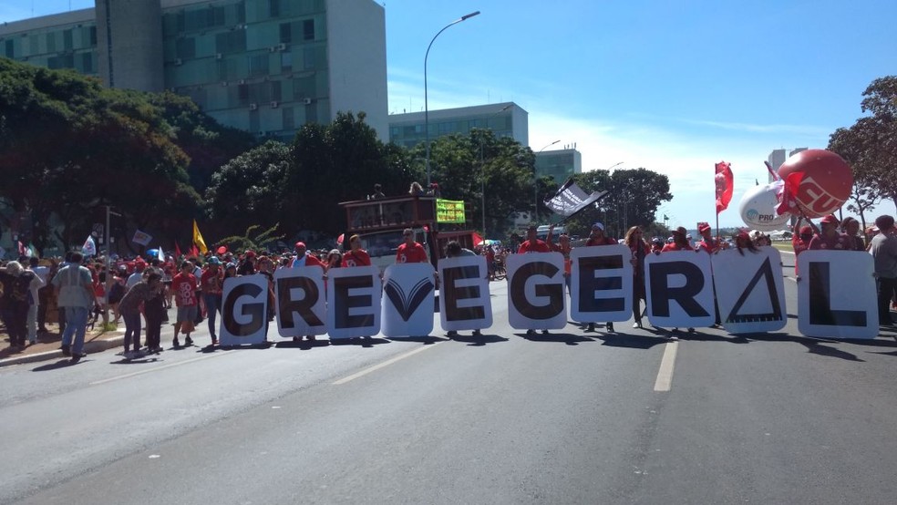 Professores levam cartazes para alertar sobre greve da categoria (Foto: Graziele Frederico/G1)