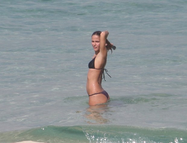 Fernanda de Freitas foi a praia da Barra da Tujuca com o namorado (Foto: Marcus Pavão/Agnews)