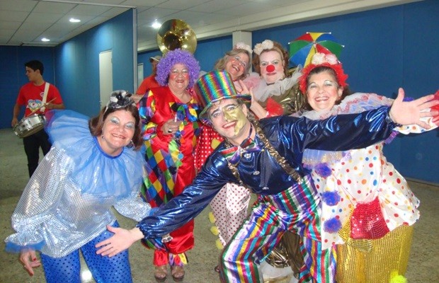 Rener (ao centro) com foliões do bloco Carnaval dos Amigos (Foto: Arquivo pessoal)