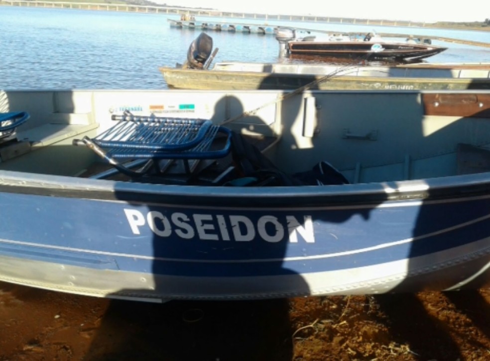 Barco utilizado por irmãos foi encontrado à deriva no Lago de Furnas (Foto: Reprodução EPTV)