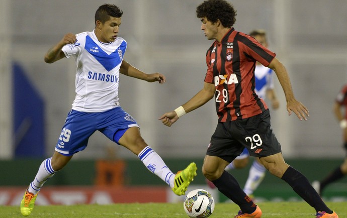 Lucas Romero e Bruno Mendes Velez x Atlético-PR (Foto: AFP)