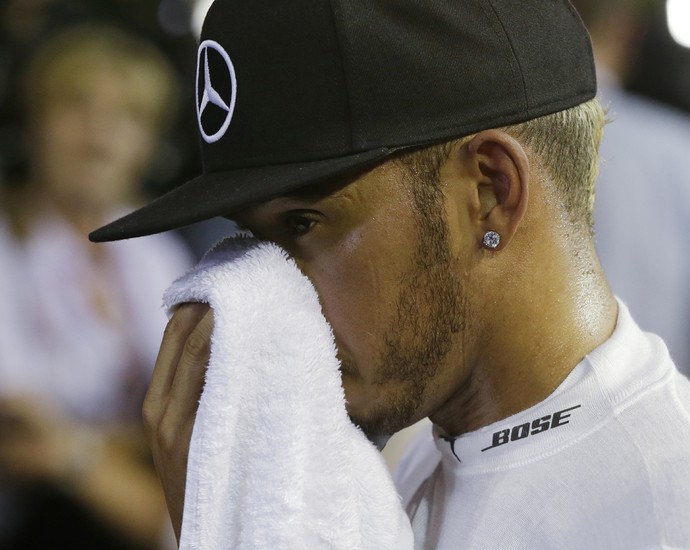 Lewis Hamilton após o treino classificatório para o GP de Cingapura (Foto: AP)