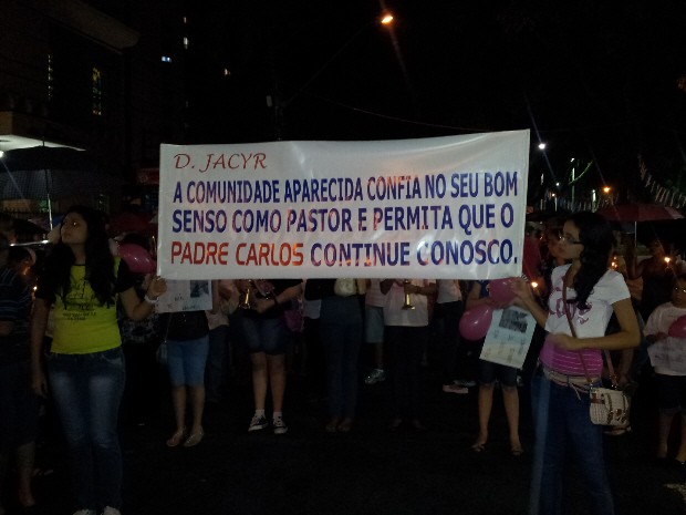 Fieis criam movimento para evitar transferência de padre em Santos, SP (Foto: Anna Gabriela Ribeiro/G1)