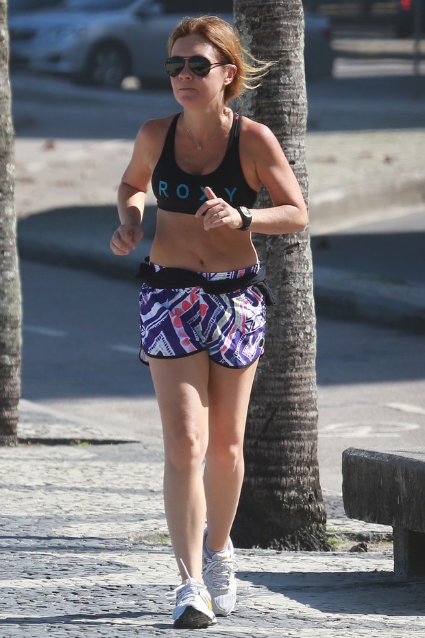 Adriane Esteves correndo em orla da praia de São Conrado, RJ (Foto: Dilson Silva / Agnews)