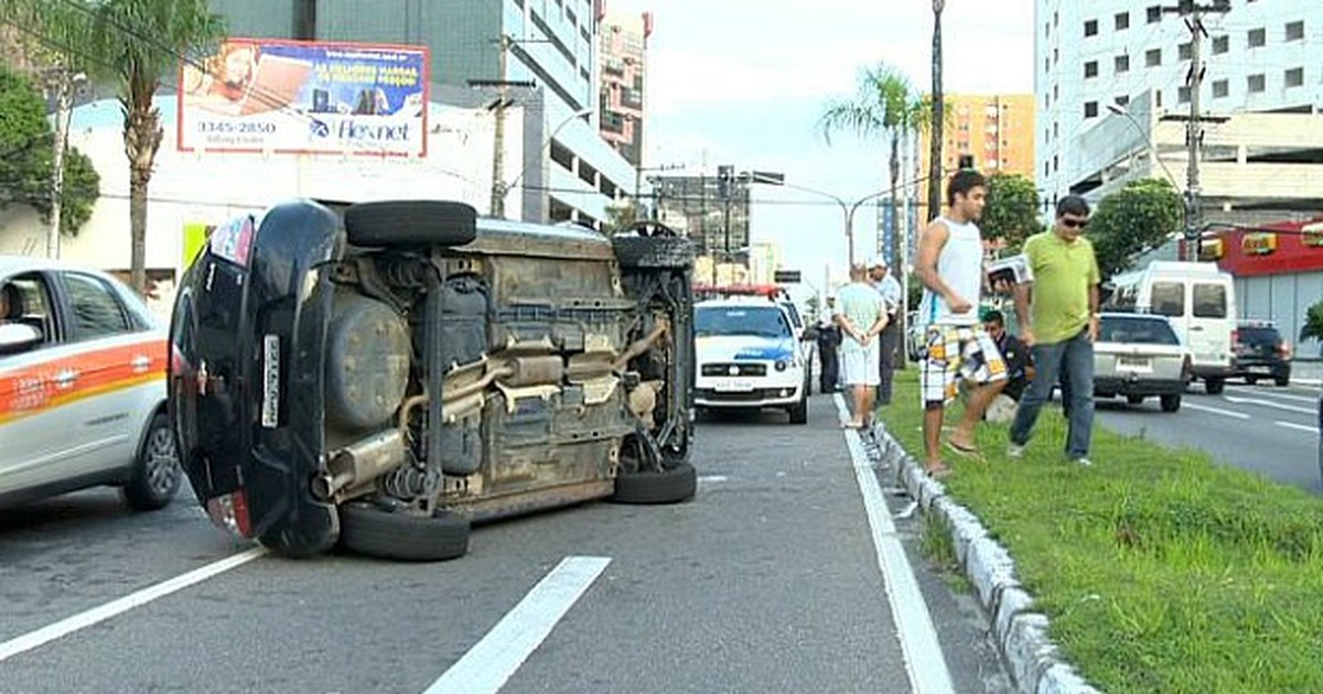 G1 Carro capota na avenida Nossa Senhora da Penha, em Vitória notícias em Espírito Santo G1 Carro capota na avenida Nossa Senhora da Penha, em Vitória notícias em Espírito Santo