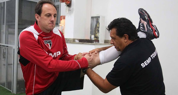 Rogério Ceni alongamento Haroldo Lamounier (Foto: Site oficial do São Paulo FC) Rogério Ceni alongamento Haroldo Lamounier (Foto: Site oficial do São Paulo FC)