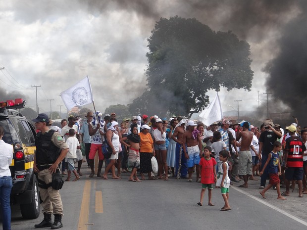 Após despejo, trabalhadores rurais exigem terra para suas famílias. (Foto: Henrique Pereira/G1)