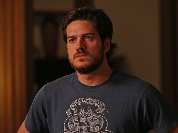 Sem paciência, Rafael pergunta para Carlota quem é o Corvo (Foto: Raphael Dias/Gshow)