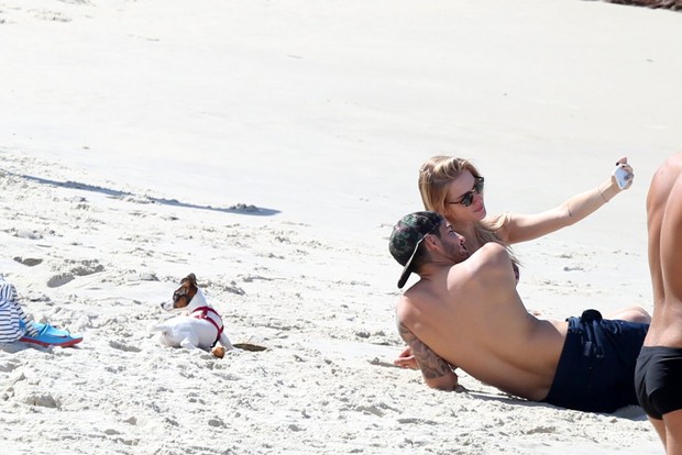 Fiorella Mattheis e Alexandre Pato na praia (Foto: André Freitas/AgNews)