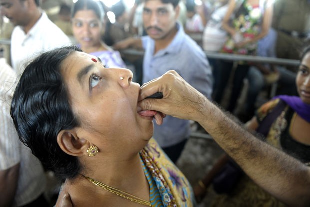 Indianos engolem peixe vivo para tratar problemas respiratórios (Foto: Noah Seelam/AFP)