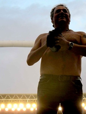 Abel braga fluminense joga camisa para a torcida (Foto: Rafael Cavalieri / Globoesporte.com)